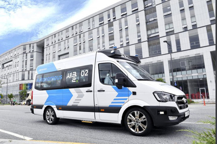 Sau một thời gian nghiên cứu, Hyundai cuối cùng sẽ ra mắt dịch vụ xe đưa đón tự lái đầu tiên của mình, dựa trên xe van thương mại hạng nhẹ Hyundai H350 và các công nghệ tự lái được phát triển nội bộ và chiếc xe tự lái có tên Hyundai RoboShuttle 2022 mới. Công ty Hàn Quốc dường như đang khám phá tất cả các con đường dẫn đến hình thức di chuyển mới.