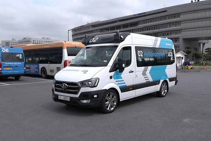 Trong vài tuần nữa, vào ngày 9/82021, Hyundai H350 tự lái sẽ đến đường phố Sejong Smart City, Hàn Quốc. Để bắt đầu, nó sẽ chỉ chạy trên một tuyến đường ngắn 6,1 km, từ Khu phức hợp Chính phủ Sejong đến Vườn ươm Quốc gia Sejong. Một người lái sẽ điều khiển chiếc xe, hiện chỉ có giấy phép tạm thời cho khả năng tự lái Cấp 3, cho dù theo Hyundai, nó được trang bị các công nghệ “tương đương Cấp 4”.