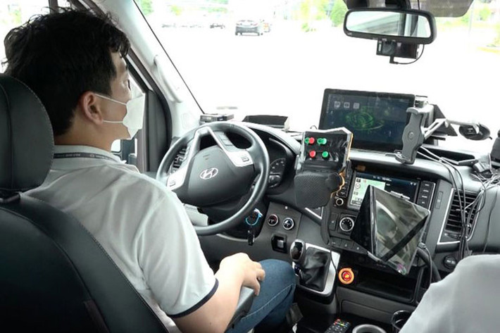 Nhưng Hyundai còn dự định mang lại một sự đổi mới thứ hai thông qua dịch vụ xe đưa đón của mình, và đó là khả năng đáp ứng nhu cầu người dùng. Hiệu suất vận hành của RoboShuttle sẽ được nâng cao nhờ Shucle, một dịch vụ di chuyển được phát triển bởi phòng nghiên cứu AI cũng hoạt động dưới sự điều hành của Hyundai Motor, được gọi là AIRS.