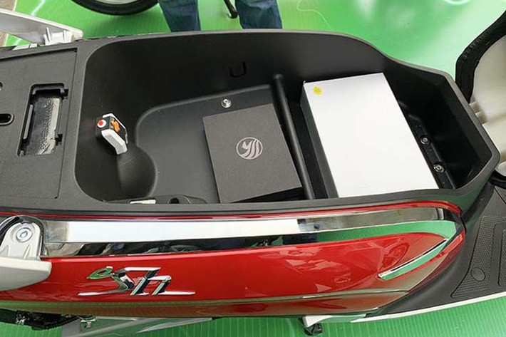 Cốp xe theo công bố của Pega sẽ là khá rộng, có thể để được khoảng 2 mũ bảo hiểm cỡ vừa, ngoài ra còn được trang bị thêm cổng sạc USB và đèn soi... Tuy nhiên khi trải nghiệm thực tế nó không hoàn toàn như vậy, khá nhỏ và nông - rất khó đựng vừa hai mũ bảo hiểm và đồ cá nhân.