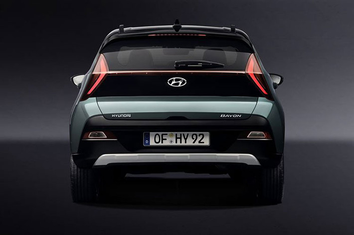 Tiếp đến là bản Select có giá từ 18.790 Euro (22.384 USD hay 510 triệu đồng). Ở bản này, Hyundai Bayon 2021 có thêm bộ vành hợp kim 16 inch, cảm biến đỗ xe phía sau, sấy gương chiếu hậu với vỏ gương sơn cùng màu thân xe, vô lăng/cần số bọc da và kính cửa sổ chỉnh điện phía sau. Trong khi đó, gói Winter Package với tính năng sưởi ở ghế trước và vô lăng là trang bị tùy chọn của bản Select.
