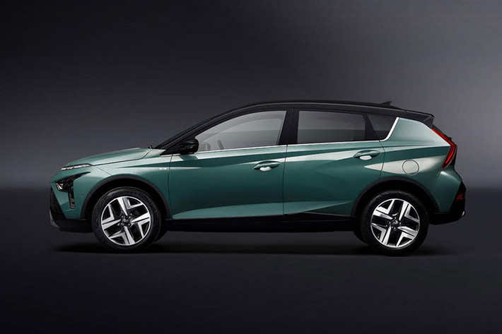 Theo đó, tại thị trường Đức, giá xe Hyundai Bayon 2021 có mức khởi điểm chỉ từ 16.790 Euro (khoảng 20.000 USD hay 457 triệu đồng) ở bản Pure tiêu chuẩn. Bỏ ra số tiền này, khách hàng Đức sẽ nhận về những trang bị như điều hòa chỉnh tay, radio kỹ thuật số và kết nối Bluetooth.