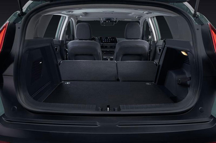 Tại thị trường Đức, Hyundai Bayon 2021 có 3 tùy chọn động cơ. Thứ nhất là động cơ xăng 1.2L với công suất tối đa 83 mã lực. Thứ hai là động cơ xăng tăng áp, dung tích 1.0L với 2 mức sức mạnh là 99 mã lực và 118 mã lực. Động cơ tăng áp 1.0L sẽ có sự hỗ trợ của công nghệ mild hybrid 48 V tiêu chuẩn.