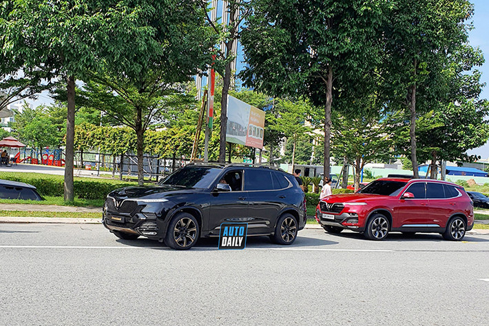 Dựa vào hình ảnh lộ diện cách đây không lâu, dễ nhận thấy, mẫu xe SUV VinFast President mới sở hữu mặt trước rất ấn tượng, nổi bật với logo chữ V màu vàng đồng đặt chính giữa lưới tản nhiệt. Phía dưới logo chữ V này là camera trước trong hệ thống camera 360 độ hiện đại.