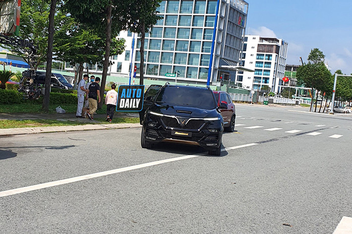 Những đường gân dập nổi sắc nét trên nắp ca-pô tô đậm vẻ đẹp khỏe khoắn và hầm hố của chiếc SUV hạng sang VinFast President. Đặc biệt, trên nắp ca-pô còn xuất hiện lỗ thông gió cỡ lớn khiến chiếc xe trông cơ bắp và "ngầu" hơn. Trong khi đó, màu sơn ngoại thất đen mờ càng khiến chiếc xe “chủ tịch” này trở nên sang trọng và cuốn hút hơn.