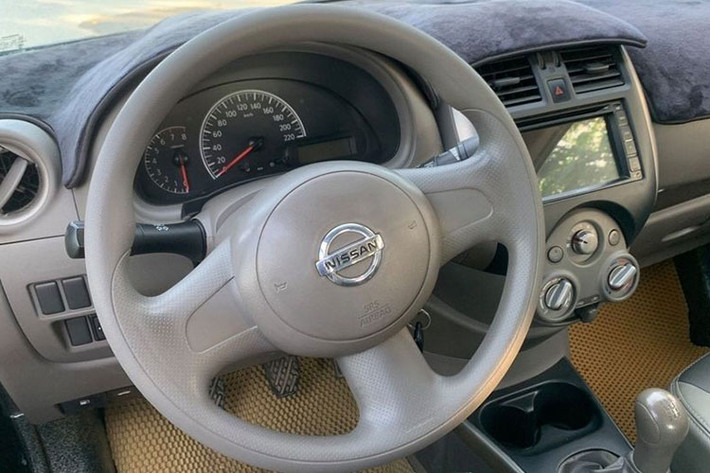 Nissan Sunny 2016 có kích thước với các chiều Dài x Rộng x Cao: 4425 x 1695 x 1505 (mm). Chiều dài trục cơ sở là 2590 mm (đây là chiều dài lớn bậc nhất phân khúc B và nó tiệm cận sang phân khúc C). Vô lăng của Sunny có 3 chấu khá "mũm mĩm" trông rất trẻ trung, phiên bản số sàn không được trang bị các nút bấm tiện ích như các bản cao cấp.