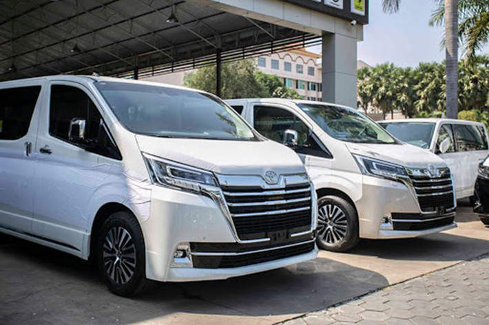 Mẫu MPV 9 chỗ Toyota Granvia đã có màn ra mắt chính thức tại thị trường ôtô Việt vào hồi đầu tháng 06/2020. Sau gần 6 tháng ra mắt, mẫu xe này chỉ tiêu thụ được tổng cộng 8 xe trên thị trường. Tháng 11/2020 vừa qua chỉ có vỏn vẹn 01 xe được bàn giao tới khách hàng. Toyota Granvia đang được bán tại Việt Nam với mức giá khá cao: 3,08 tỷ đồng cho màu trắng ngọc trai và 3,072 tỷ đồng cho các màu sắc khác.