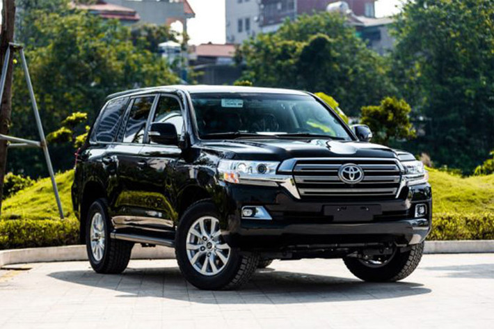 Chiếc SUV cỡ lớn của Toyota tiếp tục có lượng tiêu thụ trong tháng 5 vừa qua với 16 xe, giảm 8 chiếc so với tháng trước đó. Từ đầu năm đến nay, sức tiêu thụ của Toyota Land Cruiser khá cao: tháng 1 bán 54 xe, tháng 2 bán 16 xe và tháng 3 bán 33 xe. Vì thế dù nằm trong Top 10 xe bán chậm nhất thì đây vẫn là thành công đối với mẫu xe SUV đắt tiền này. Toyota Land Cruiser hiện có giá hơn 4 tỷ đồng ở Việt Nam.