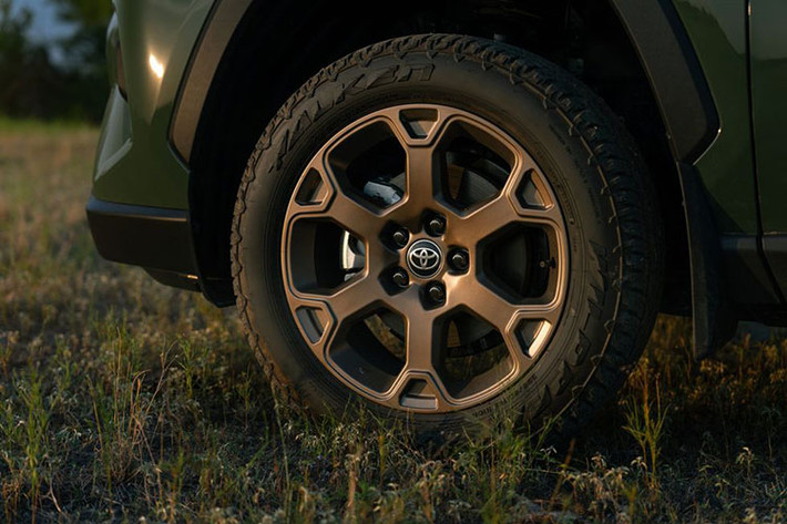 Phiên bản Toyota RAV4 2024 Woodland Edition e-AWD được trang bị lốp dành cho mọi địa hình, hệ thống treo địa hình được tinh chỉnh… kèm gói trang bị tùy chọn Weather Package mới bổ sung thêm ghế trước có sưởi, vô lăng bọc da và cần gạt nước mưa cảm biến có thêm tính năng phá băng.