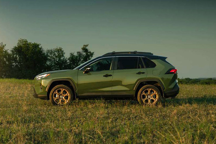 Như vậy, mức giá xe Toyota RAV4 2024 cao hơn 900 USD (khoảng hơn 22 triệu đồng) so với phiên bản tiền nhiệm. Tuy nhiên, với tình hình lạm phát hiện nay ở Mỹ thì mức tăng giá này vẫn khá nhẹ so với các đối thủ cạnh tranh.