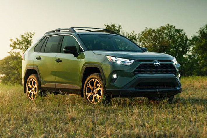 Toyota RAV4 2024 mới có giá khởi điểm từ 28.475 USD (khoảng hơn 675 triệu đồng tịa thị trường Mỹ - tất cả các mức giá đều chưa bao gồm phí vận chuyển) với phiên bản LE FWD sử dụng động cơ đốt trong.