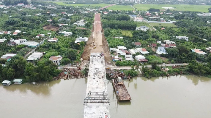 Phía Đồng Nai, cầu được kết nối vào đường ĐT 768, phía tỉnh Bình Dương, cây cầu kết nối vào đường ĐT 747.
