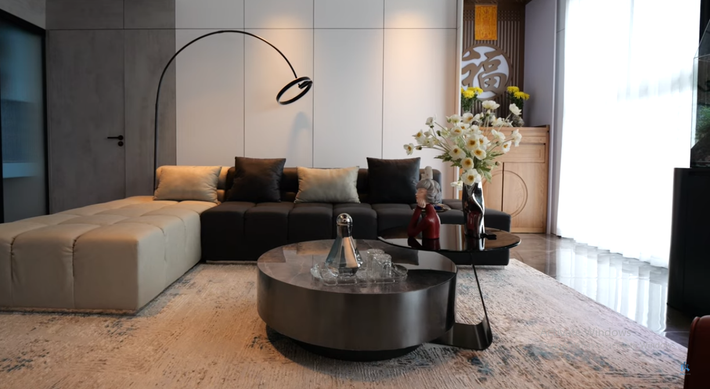 Ban đầu, căn hộ gồm 4 phòng ngủ nhưng sau đó gia chủ bỏ đi 2 ngủ và chỉ còn 2 phòng ngủ. Đổi lại, căn hộ có không gian sinh hoạt chung rất rộng rãi và thoáng đãng.