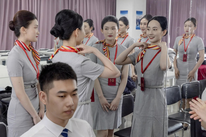 Theo Global Times, các viếp viên vượt quá các giới hạn này sẽ phải chịu các mức phạt. Tùy mức độ vượt quá cân nặng theo tiêu chuẩn của hãng hàng không, các tiếp viên có thể phải đối mặt với sự giám sát và đánh giá hàng tháng và thậm chí bị cấm bay trong 30 ngày. Ảnh: CNN