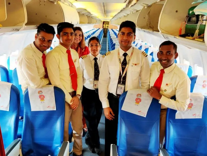 Trên thực tế, Haian Airlines không không phải nơi duy nhất đưa ra những yêu cầu kỳ quặc, mang tính phân biệt đối với tiếp viên hàng không. Tháng 10/2022, Air India ra quy định cấm để tóc húi cua đối với các nhân viên nam có "đường chân tóc cao" hoặc "có các mảng hói". Ảnh: Cabin Crew HQ