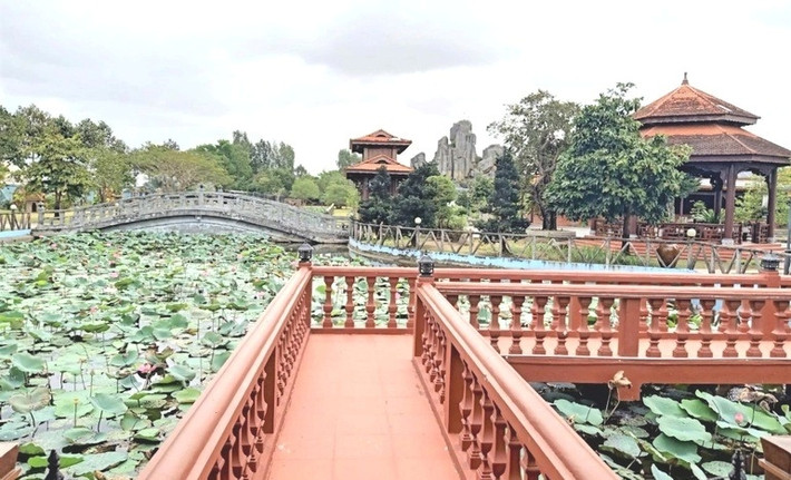 Nhìn qua, nhiều người ngỡ ngàng vì không thua kém cơ ngơi của vua chúa thời xưa. Ảnh: Dân trí