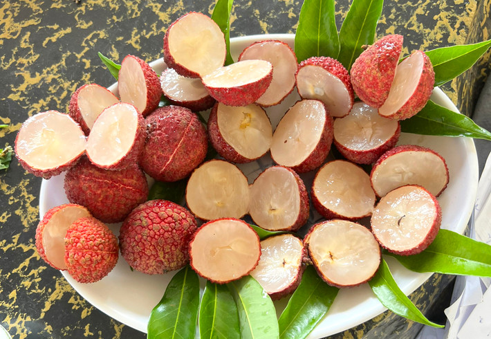 Vào chính vụ, vải thiều được bày bán dọc các tuyến phố Hà Nội với giá từ 15.000 đồng/kg. Trong khi đó, vải thiều không hạt trồng tại Ngọc Lặc (Thanh Hóa) có giá 250.000 đồng/kg tại thị trường trong nước. Ảnh: Baophunu