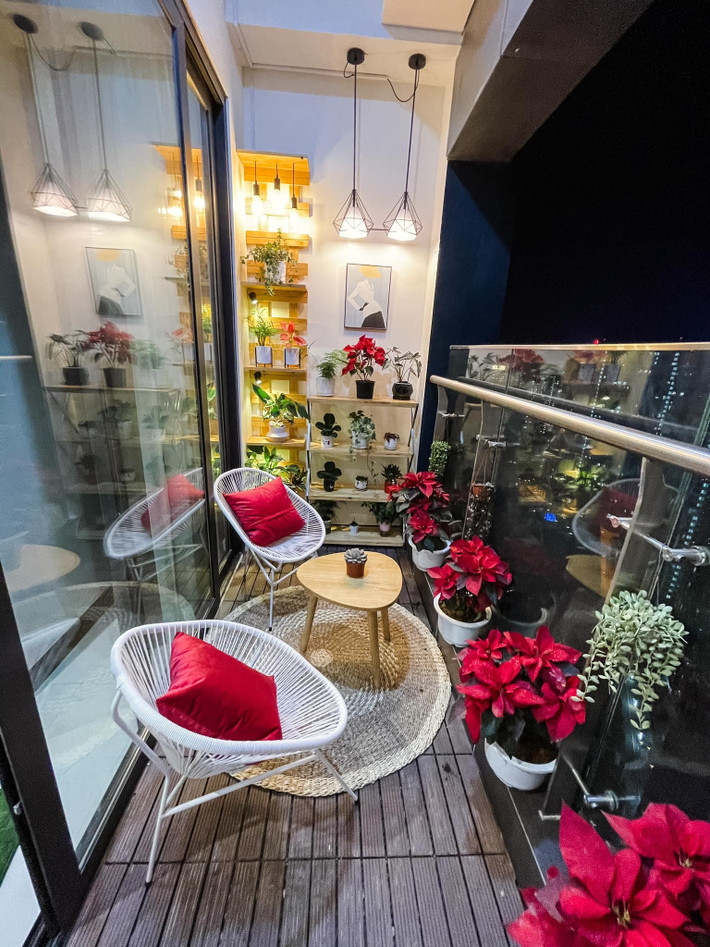 Ban công được trang trí bằng nhiều chậu hoa trạng nguyên đỏ rực.