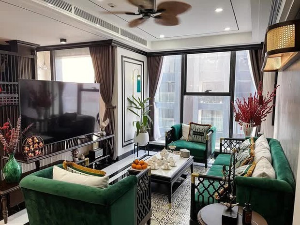 Căn hộ của Phương Oanh thiết kế theo phong cách Indochine, có tông màu trắng - đen chủ đạo và điểm thêm nội thất màu xanh bắt mắt.