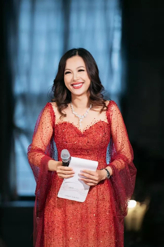 Ngô Mỹ Uyên (sinh năm 1974) từng đăng quang Hoa hậu Điện ảnh 1994, Hoa hậu Thời trang Quốc tế Ai Cập. Cô từng được mệnh danh là "Hoa hậu giàu nhất Việt Nam" khi từng sở hữu căn biệt thự dát vàng 300 tỷ ngay trung tâm quận 1, TP HCM và một loạt các bất động sản.