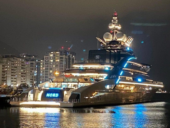Vào buổi tối, siêu du thuyền Nord rực sáng với ánh đèn. Ảnh: Luxurylaunches