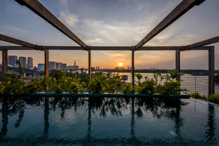 Bể bơi có view sông nước và thành phố, là nơi lý tưởng ngắm hoàng hôn và bình minh. Nguồn ảnh: Hiroyuki Oki