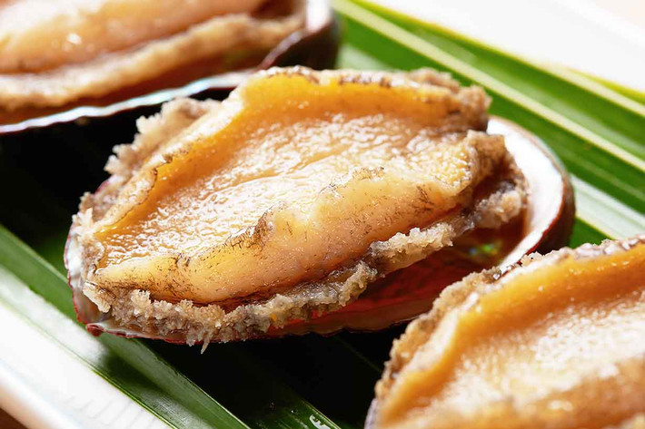 Ngoài ra, quá trình vận chuyển và bảo quản bào ngư tươi không dễ cũng góp phần khiến giá bào ngư cao ngất ngưởng. Ảnh: Getty