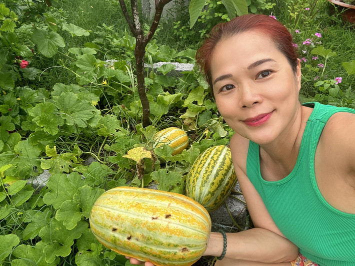 Rời xa showbiz, ca sĩ Mỹ Lệ chọn cuộc sống an yên bên gia đình. Nữ ca sĩ đang sống tại TP HCM và sở hữu một khu vườn rộng hàng nghìn mét vuông trồng nhiều cây ăn trái và hoa.
