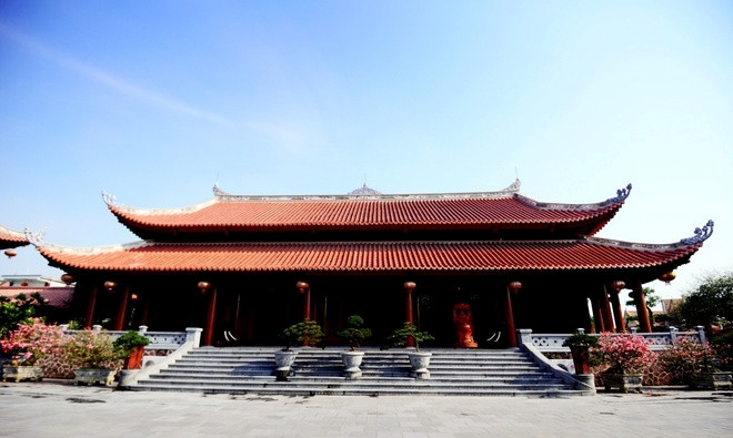 Căn nhà phảng phất hơi thở của kiến trúc cổ xưa, với phần mái uốn lượn và lợp ngói. Ảnh: Zing