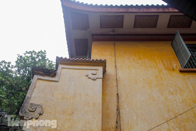 Bức tường bên ngoài cổ với màu đặc trưng. Ảnh: Tiền phong