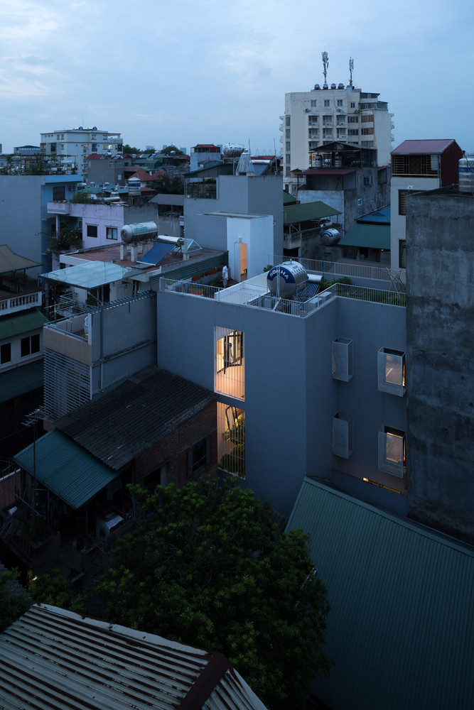 Thụy Khuê house nằm trong một khu dân cư đông đúc của Hà Nội với rất nhiều ngõ nhỏ, dài và chật hẹp. Môi trường sống ở đây luôn thiếu cây xanh và ánh sáng tự nhiên.