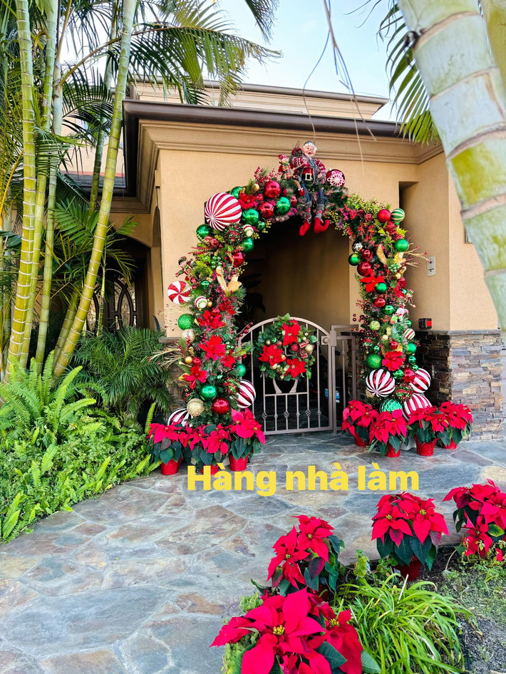 Nhiều bạn bè, khán giả khen Mr Đàm khéo tay, có khiếu thẩm mỹ khi trang trí căn biệt thự ngập tràn sắc màu Giáng sinh. Ảnh: FB Dam Vinh Hung
