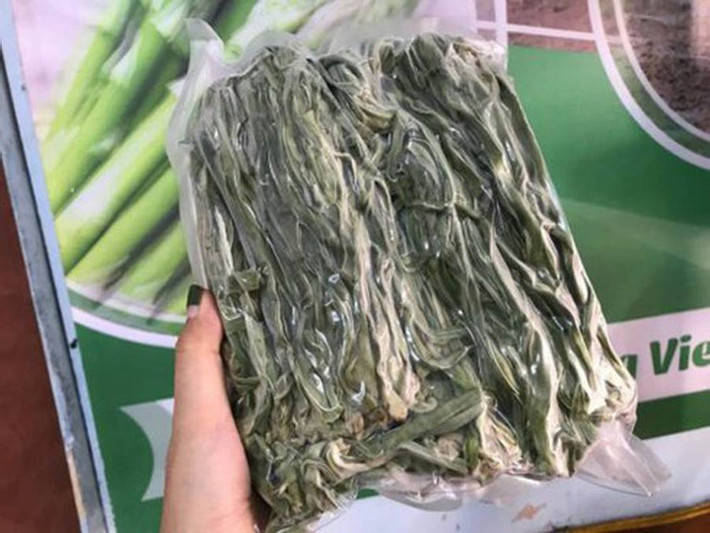 Rau tiến vua khô có thể bảo quản trong ngăn mát tủ lạnh tới 1 năm. Một số tiểu thương. Ảnh: Dân Việt