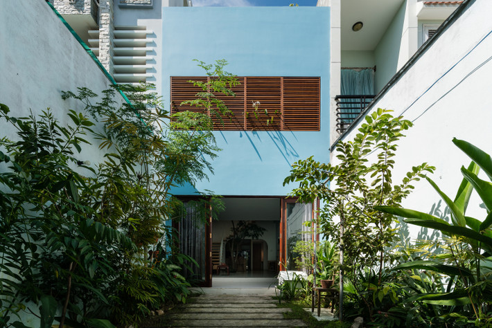 HH House vốn là ngôi nhà 1 tầng có diện tích sàn 70m2, được xây trên mảnh đất 100m2 ở Vũng Tàu. Do tình trạng xuống cấp nặng, thiếu sáng cùng nhu cầu sinh hoạt lớn hơn nên gia chủ đã quyết định cải tạo lại. Ảnh: Quang Đàm