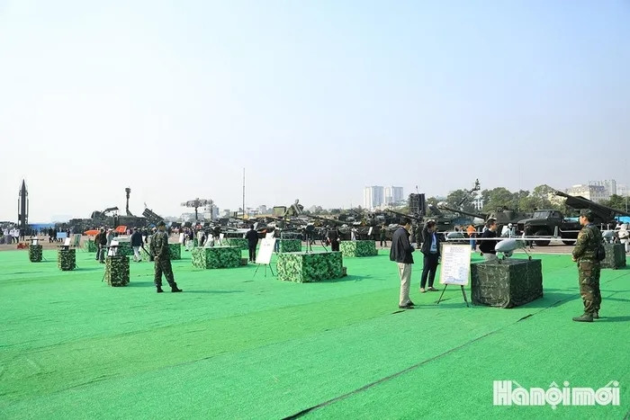 Nổi bật trong đó có chiếc UAV chiến đấu cấp chiến thuật VU-C2 do Tập đoàn Công nghiệp - Viễn thông Quân đội Viettel nghiên cứu và phát triển. Khu trưng bày máy bay không người lái (UAV) của các đơn vị thuộc Bộ Quốc phòng Việt Nam.
