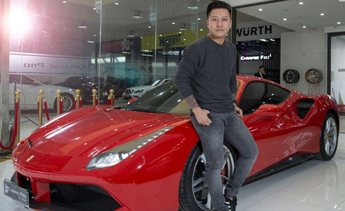 Năm 2017, Tuấn Hưng tậu chiếc Ferrari 488 GTB màu đỏ nổi bật, trị giá ước tính tại thời điểm đó khoảng 16 tỷ đồng. Ảnh: FBNV