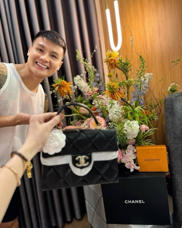 Chưa hết, Quang Hải còn rất "chăm chỉ" tặng hàng hiệu cho vợ như chiếc túi hiệu Hermes có giá hàng trăm triệu đồng, chiếc lắc tay Van Cleef & Arpels... Ảnh: FBNV