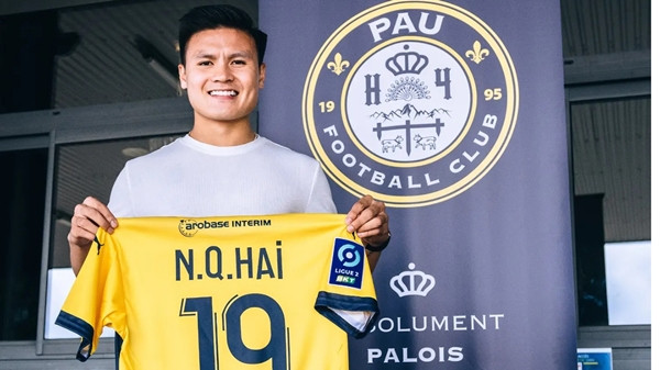Khi khoác áo CLB Pau FC, người đại diện của Quang Hải từng tiết lộ tiền vệ này nhận mức lương dao động 200.000 - 300.000 euro/mùa (khoảng 4,6 - 6,9 tỷ đồng). Ảnh: Baotintuc