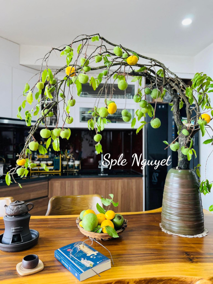 Cành quả thị cũng được nhiều chị em ưa chuộng trong năm qua. Ảnh: FB Sple Nguyet
