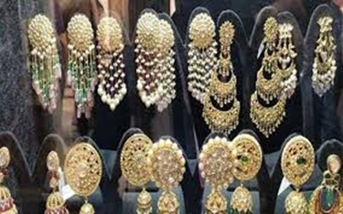 Đại lộ này được người dân trong vùng gọi là "con đường đá quý" bởi những cửa hàng hai bên đường chỉ bày bán những thứ trang sức đắt tiền. Ảnh: The PinkCity Post