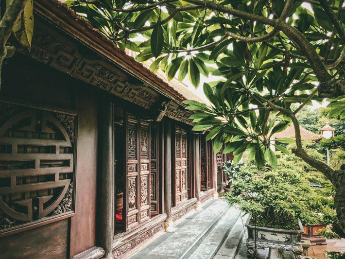 Toàn bộ căn nhà xây từ gỗ lim, do chính ông cố nội của anh Hải lặn lội từ Nam Định vào Thanh Hóa lựa chọn vật liệu. Ảnh: Người quan sát
