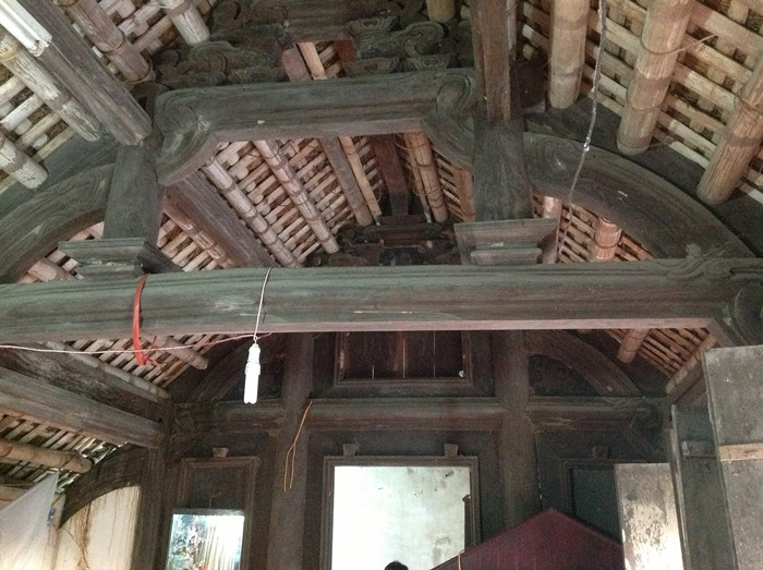 Các phần vĩ kèo gỗ đòn tay, rui mè, đòn vong, cột kê tán vẫn được gia đình gìn giữ nguyên vẹn. Ảnh: Vietnamnet