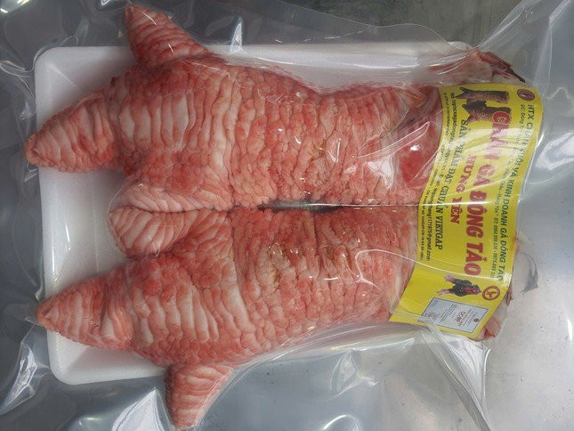 Đáng chú ý, chân gà Đông Tảo loại VIP, được cho là "hàng khủng" chỉ 2-3 chân/kg giá lên tới 1,2 - 1,5 triệu đồng, tương đương khoảng 500.000 - 700.000 đồng/chiếc. Ảnh: Tiền phong
