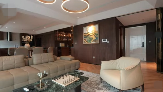 Phòng khách nổi bật với bộ sofa lớn. Ảnh chụp màn hình