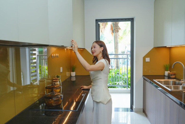 Căn hộ của Lan Phương có thiết kế thông minh. Khu bếp thông với logia giúp đảm bảo sự thoáng đãng. Ảnh: FB Lan Phuong Nguyen