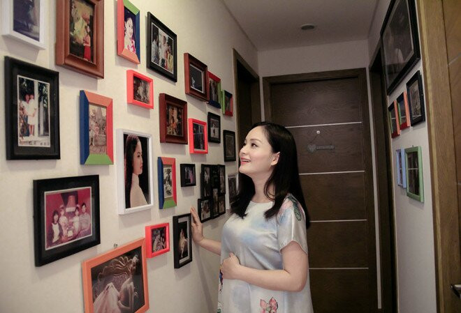 Lối dẫn vào phòng khách được trang trí bằng hàng loạt khung ảnh gia đình. Ảnh: FB Lan Phuong Nguyen