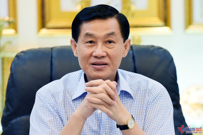 Được mệnh danh "ông vua hàng hiệu" nhưng mỗi lần xuất hiện đều doanh nhân Johnathan Hạnh Nguyễn đều giản dị và gần gũi. Ảnh: Vietnamnet