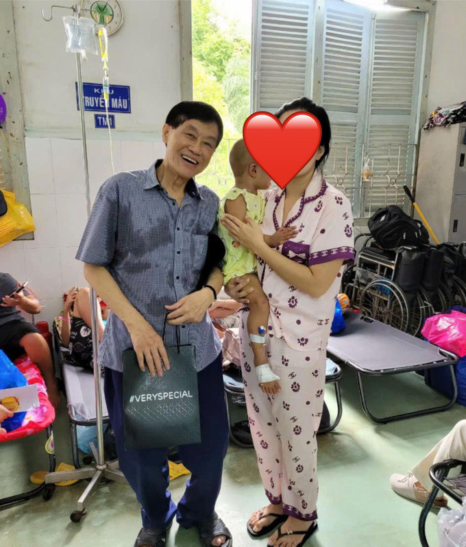 Trước đó, vào dịp Tết Trung thu tháng 9, doanh nhân Johnathan Hạnh Nguyễn cũng mang đến những món quà ý nghĩa cho các bệnh nhi tại Bệnh viện Nhi đồng 2 TP HCM. Ảnh: Bối Bối và mẹ Thao