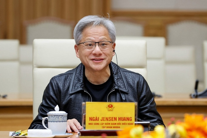 Trưa 5/12, Jensen Huang, nhà sáng lập hãng chip Nvidia, trở lại Việt Nam tròn một năm sau lần đầu vào tháng 12/2023. CEO Nvidia Jensen Huang dự kiến ký kết một số thỏa thuận liên quan đến AI. Ảnh: Baochinhphu