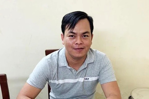 Tuy nhiên, ngày 10/4/2019, người đeo nhiều vàng nhất Việt Nam bị bắt tạm giam để điều tra về hành vi liên quan đến ma túy. Ảnh: Vietnam+